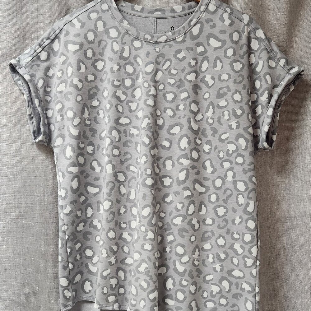 Tuff Athletics Large Gray and White Leopard Print Short Sleeve Top